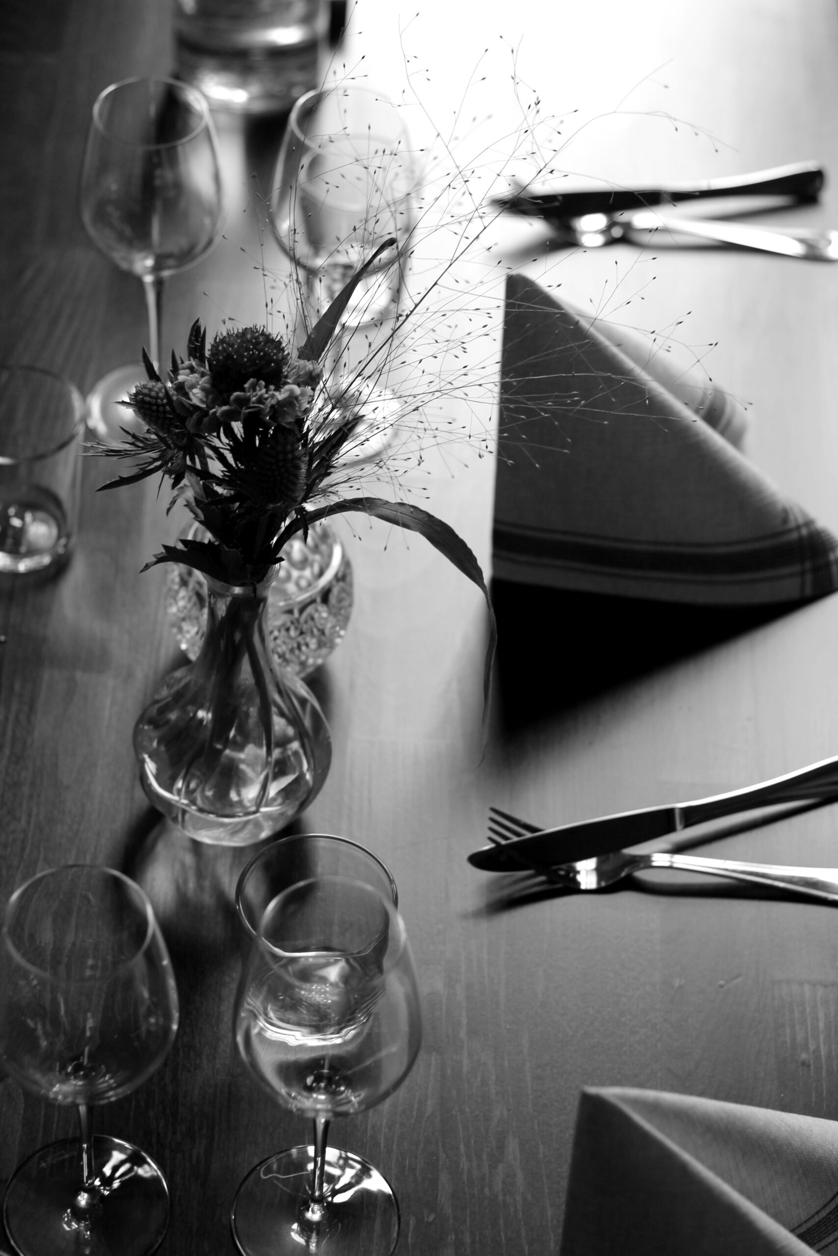 vackert uppdukat bord för att fica morsdag, bilden är svartvit